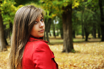 girl in the autumnal park