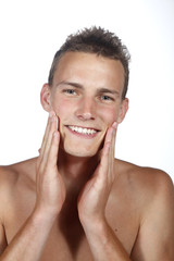 Homme appliquant un soin pour le visage