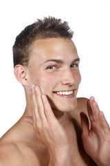 Homme appliquant un soin pour le visage