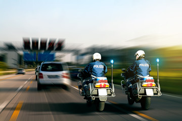 Autobahnpolizei mit Motorrädern