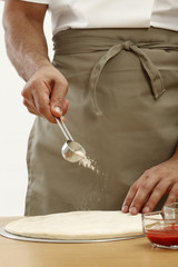 Saupoudrer de la farine sur un disque de pâte crue