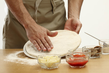 Répartir la farine sur le disque de pâte à pizza