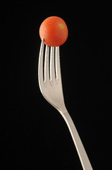 Tomate cerise plant&eacute;e sur une fourchette