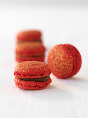 Macarons framboise et chocolat noir 