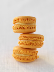 Macarons mandarine et baies roses 