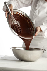 Verser du chocolat fondu dans un saladier