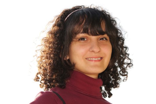 Lachende Frau vor wei&szlig;em Hintergrund