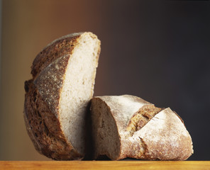 Miche de campagne coupée en deux