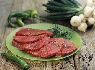 Steaks de boeuf crus
