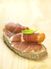 Jambon Serrano sur tranche de pain