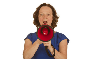 Reife Frau mit Megafon