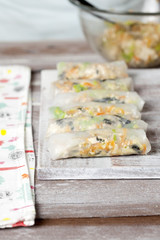 Garnir et plier les rouleaux un par un 