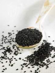 Cuillérée de graines de sésame noir