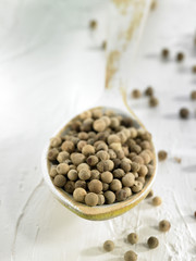 Cuillérée de poivre en grains