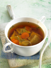Bouillon de thym aux carottes et raviolis au reblochon