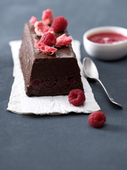 Terrine au chocolat-framboise et macaron à la framboise