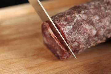 Couper un saucisson en tranches