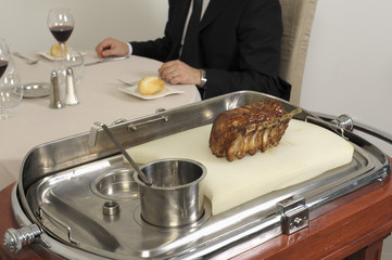 Viande  sur un guéridon de service