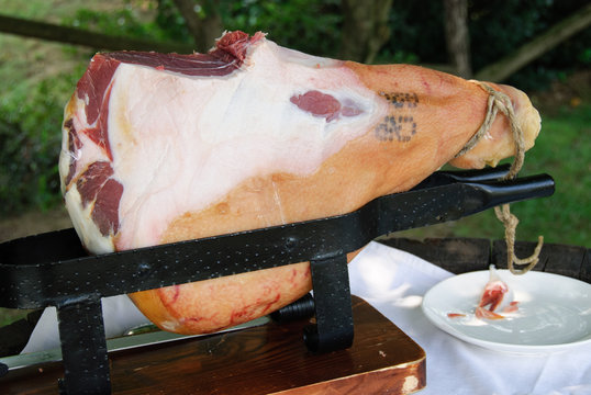prosciutto crudo intero sulla morsa