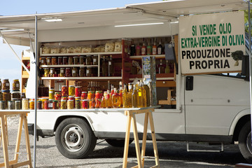 Camion ambulant de vente d'huile d'olive et conserves
