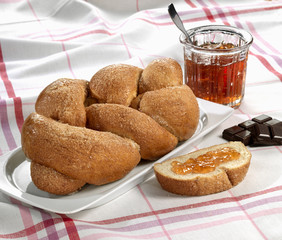 Brioche sucrée, chocolat et confiture