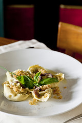 Tortellonis au basilic, échalotes et chapelure