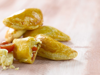 Minis chaussons feuilletés aux tomates et au sbrinz