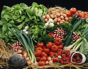 Composition de légumes et fruits dans la paille