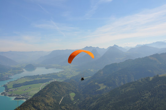 paragleiter &uuml;ber dem salzkammergut