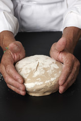 Fariner la pâte pour la façonner 