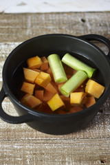 Cuire des cubes de patate douce et du poireau dans l'eau bouillante 