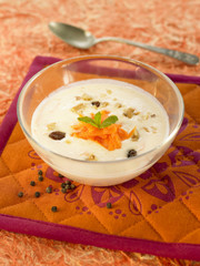 Raïta de carotte au yaourt, raisins secs, noix et miel 