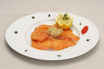 Assiette de saumon fumé en tranches