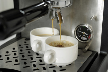 Préparer des expressos à la machine à café