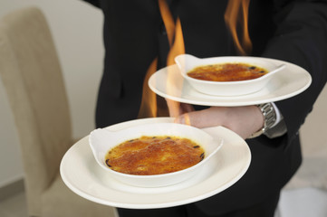 Caraméliser une crème brûlée au chalumeau