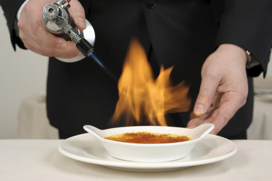 Caram&eacute;liser une cr&egrave;me br&ucirc;l&eacute;e au chalumeau