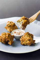 Acras de morue et sauce fromage blanc aux épices