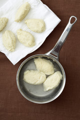 Faire pocher les quenelles 