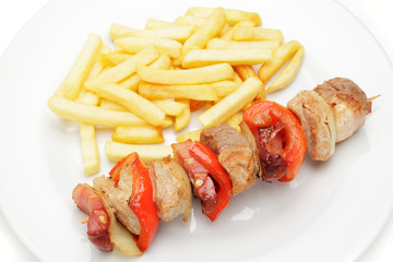 Fleischspieß und Pommes frites