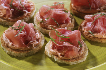 toasts de jambon cru à la crème d'anchois