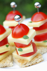 canapés gruyère tomate