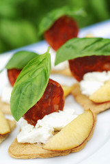 canapés de chorizo chèvre et pèche