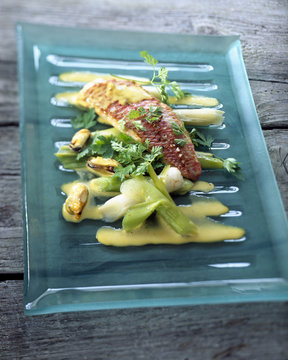 Filets de rouget et moules de bouchots aux herbes 