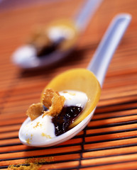 Cuillère de mascarpone aux mûres, céréales et curry doux 