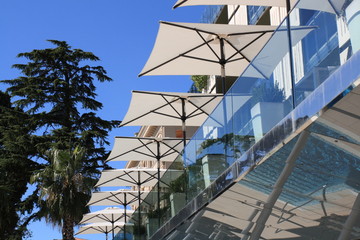 Terrasse mit Sonnenschirmen