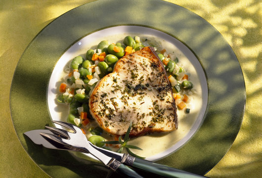 Espadon grill&eacute; sauce aux herbes f&egrave;ves et petits l&eacute;gumes