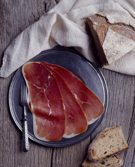 Tranche de jambon de bayonne pain produit charcuterie