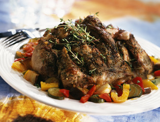 Selle d'agneau grillé aux herbes poivron courgettes