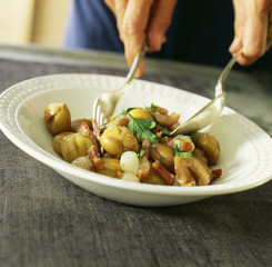 Marrons aux petits oignons et lardons à l'étouffée