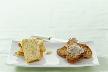 moelleux de crabe au citron vert et mousse de sardines aux olives noires